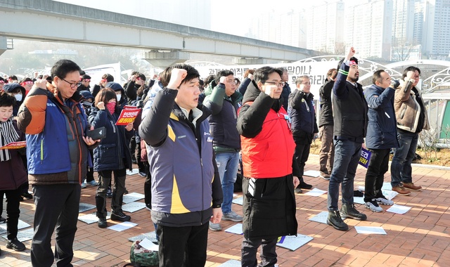 NSP통신-집회하는 용인경전철지부 노조원들. (독자 제공)