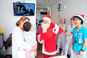 [NSP PHOTO]포항성모병원, 크리스마스 맞아 입원 중인 어린이 위로