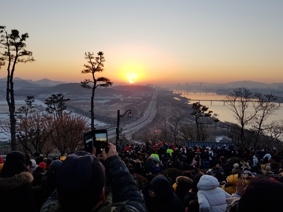 NSP통신-고양시 행주산성 해돋이 행사 모습 (고양시)