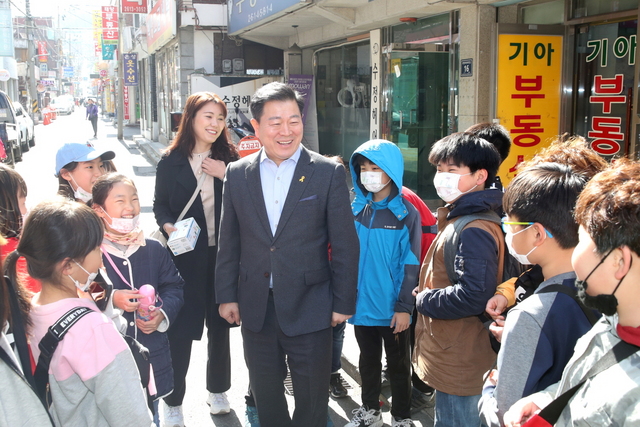 NSP통신-2019년 4월 16일 광명4동에서 박승원 광명시장이 우리동네 시장실을 연 가운데 어린이들과 대화를 하고 있다. (광명시)