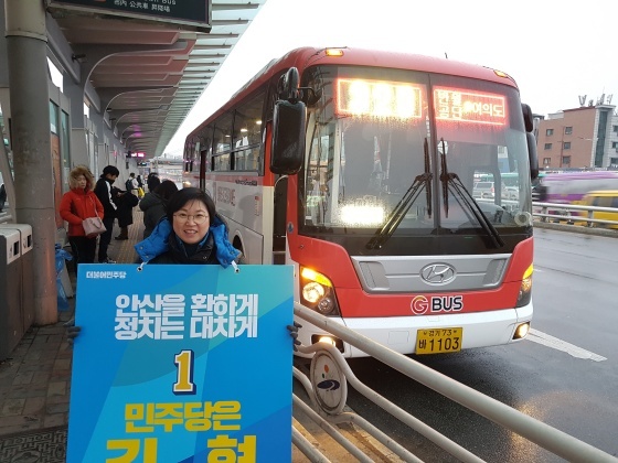 NSP통신-26일 경기 안산역에서 출근길에 나선 시민들과 인사를 하는 등 유세를 하고 있는 김현 예비후보. (김현 예비후보캠프)
