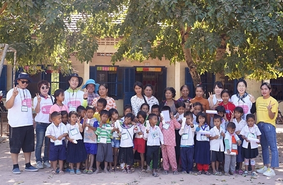 NSP통신-충남자원봉사센터 관리자팀이 캄보디아 반티민쩨이주 꼭브릭 초등학교 어린이들과 기념촬영을 하고 있다. (유디치과)