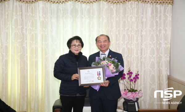 NSP통신-김영수 의성군의회 의장이 전국시군자치구의회 의장협의회에서 수여하는 2019년 지방의정봉사상을 수상했다. (의성군의회)