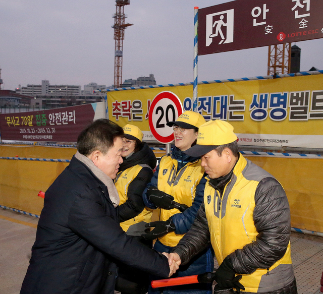 NSP통신-2일 박승원 광명시장이 철산주공 7단지 재건축 공사장에서 안전보안관과 함께 안전점검을 실시하고 있다. (광명시)