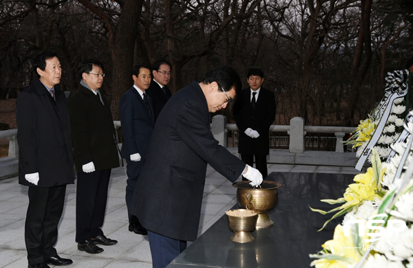 NSP통신-주낙영 경주시장 충혼탑 분향 모습. (경주시)