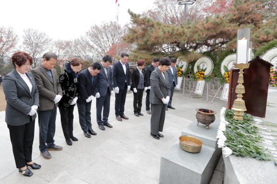 NSP통신-2일 광명시의회 의원들이 2020년 경자년 새해를 맞아 현충탑 참배를 하고 있다. (광명시의회)