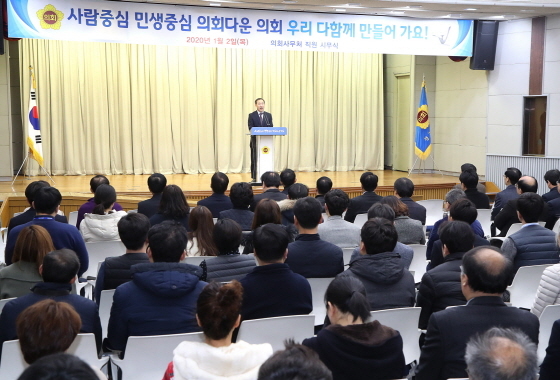 NSP통신-2일 경기도의회 대회의실에서 열린 의회사무처 시무식에서 최문환 의회사무처장 직무대리가 인사말을 하고 있다. (경기도의회)