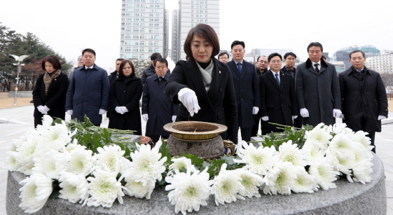 NSP통신-2일 수원시 현충탑에서 안혜영 경기도부의장이 분향을 하고 있다. (경기도의회)