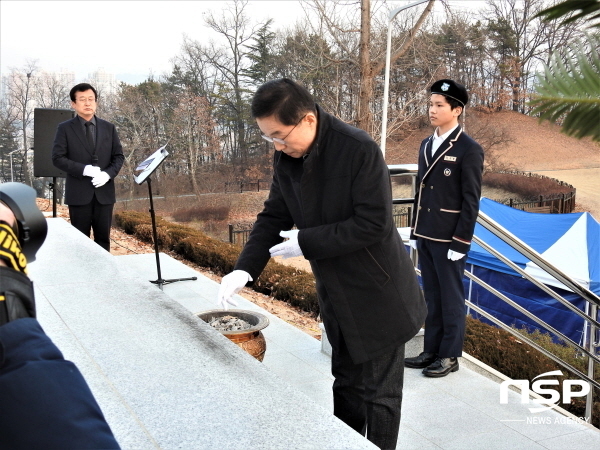 NSP통신-경상북도교육청은 3일 조국을 위해 헌신하신 순국선열과 호국영령을 추념하기 위해 임종식 교육감과 간부 공무원 등 20여명이 참석한 가운데 안동 충혼탑에서 참배 행사를 했다. (경상북도교육청)