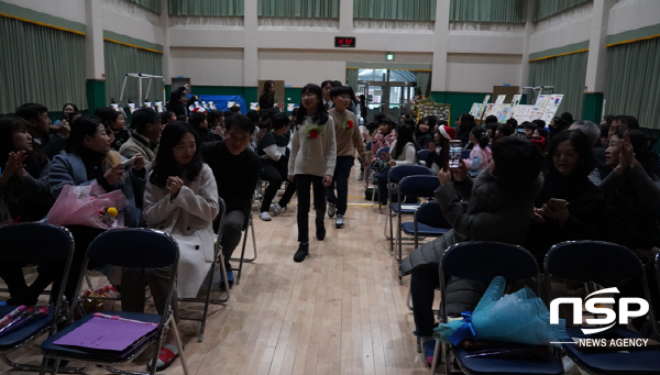 NSP통신-울릉초교 졸업생 15명이 졸업식장으로 걸어오고있다. (울릉교육지원청)