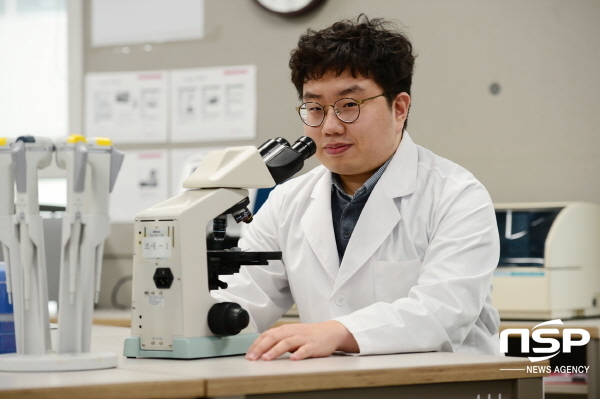 NSP통신-제47회 임상병리사 국가고시 전국 수석을 차지한 대구보건대학교 김신욱 씨가 학과 실습실에서 기념촬영을 했다. (대구보건대학교)