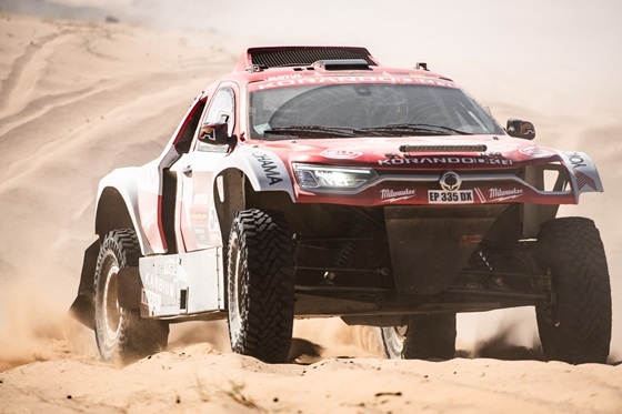 NSP통신-사우디 아바리아의 제다(Jeddah)에서 열린 2020 다카르 랠리의 제 1구간 레이스에서 쌍용모터스포츠팀이 코란도 DKR을 타고 거친 사막을 건너고 있다. (쌍용차)