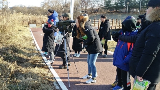 NSP통신-탐조 행사에 참석한 시민들이 철새를 관찰 하고 있다. (오산시)