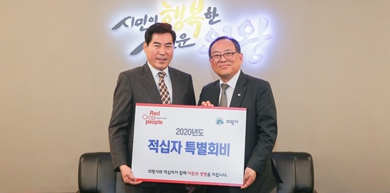 NSP통신-김상돈 의왕시장(왼쪽)이 6일 대한적십자봉사회 관계자에게 특별기금을 전달하고 기념촬영을 하고 있다. (의왕시)