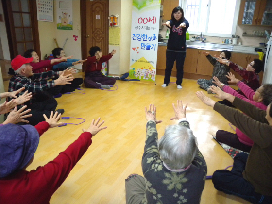 NSP통신-지난해 처인구 한 마을회관에서 진행된 100세 건강마을 프로그램에 참여한 주민들 모습. (용인시)