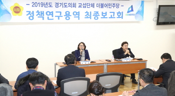 NSP통신-6일 경기도의회 소회의실에서 열린 특례시 도입이 경기도 재정에 미치는 영향 및 대응 방안 연구에 관해 안혜영 경기도부의장이 최종보고회를 진행하고 있다. (경기도의회)