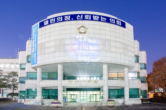 NSP통신-안산시의회가 2020년 경자년을 소통·공감 의정활동의 원년으로 삼고 시민제일주의 실현에 최선을 다하겠다고 밝혔다. 의회 청사에 언제나 안산시의회가 함께 하겠습니다 라는 문구가 표출되고 있다. (안산시의회)