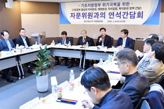 NSP통신-8일 염태영 전국시장군수구청장협의회 대표회장(수원시장, 맨 뒤 우측 두번째))이 회의에서 발언을 하고 있다. (조현철 기자)