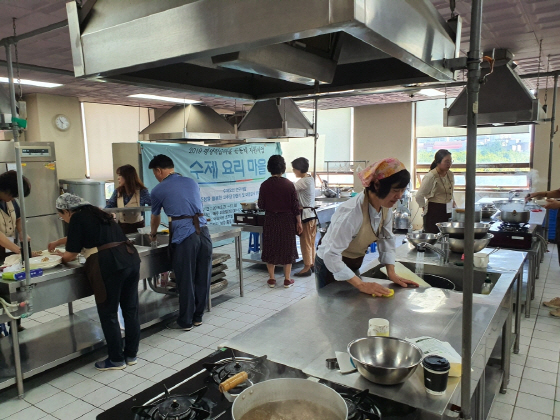 NSP통신-구리 수제요리마을 고추장만들기반 모습. (경기도)