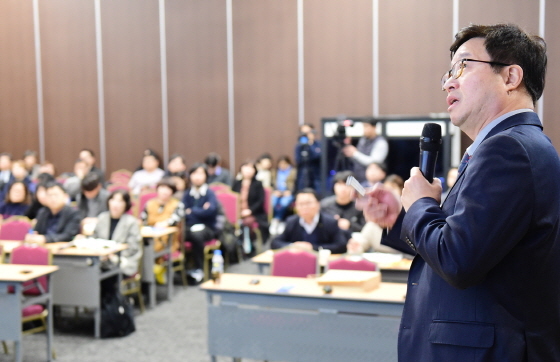 NSP통신-10일 염태영 전국시장군수구청장협의회 대표회장이 강연을 하고 있다. (수원시)