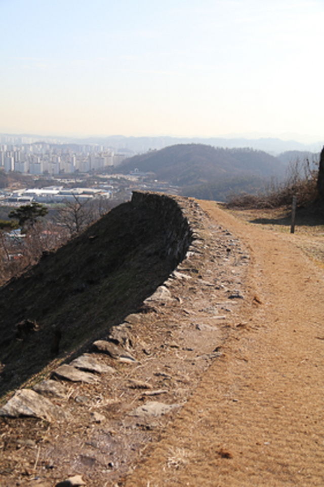 NSP통신-독산성 성곽에 휀스 등 안전시설이 없어 낙상위험에 노출돼 있다. (조현철 기자)