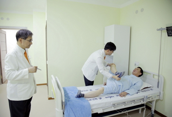 NSP통신-힘찬병원 이수찬 대표원장(왼쪽)과 목동힘찬병원 백지훈 원장(왼쪽 두번째) (힘찬병원 제공)