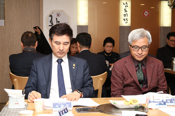 NSP통신-14일 화성시 반송동 남도미향에서 서철모 화성시장(왼쪽), 곽상욱 오산시장이 회의안건을 검토하고 있다. (조현철 기자)