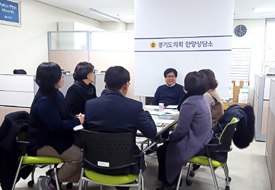 NSP통신-13일 경기도의회 안양상담소에서 조광희 경기도의원이 경기도교육청학부모지원전문가협회 담당자들과 학부모지원전문가의 업무에 대해 논의하고 있다. (경기도의회)