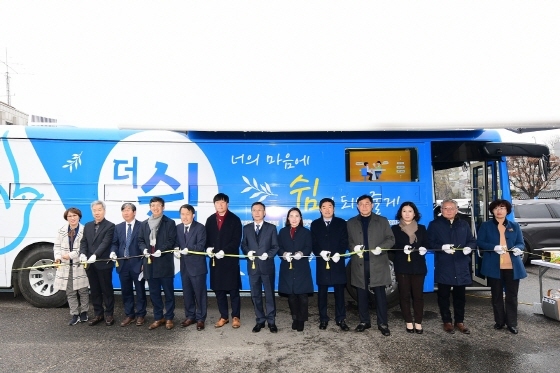 NSP통신-이동상담버스 더 쉼 안전기원제에서 정하영 김포시장(왼쪽 일곱번째)을 비롯한 관계자들이 테이프 컷팅식에 참여하고 있다. (김포시)