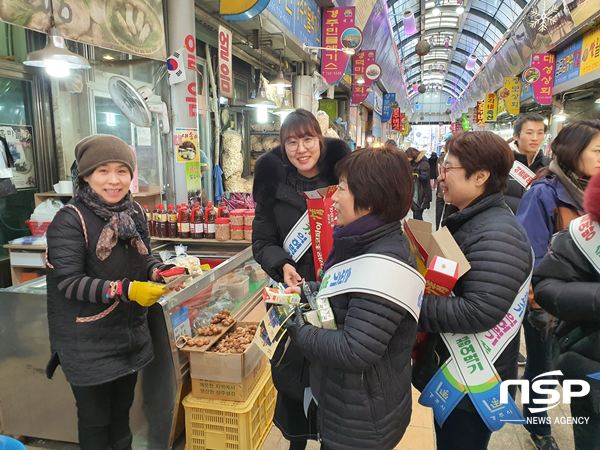 NSP통신-경주시 설 명절 성수식품 위생 점검실시 모습. (경주시)