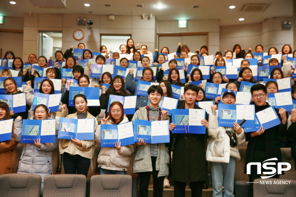 NSP통신-대구가톨릭대 단기연수에 참가한 중국 바이청사범대학 학생들이 수료식을 마친 후 수료증을 들고 기념촬영을 하고 있다. (대구가톨릭대학교)