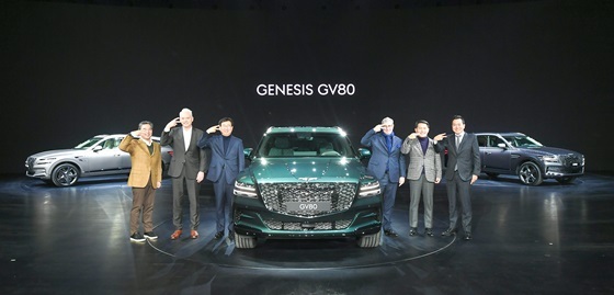 NSP통신-이원희 현대차 사장 등 임원들이 제네시스 브랜드의 첫 번째 SUV GV80의 두 줄 디자인 특징 표시하는 인사를 진행 하고 있다. (현대차)