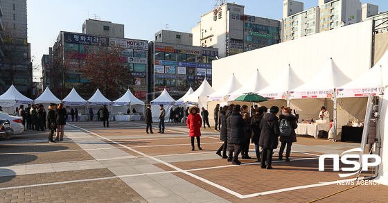 NSP통신-15일 오산시청 광장에서 설맞이 농특산물 직거래장터가 진행되고 있다. (조현철 기자)