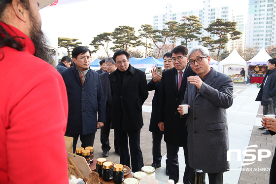 NSP통신-15일 오산시청 광장에서 열린 설맞이 농특산물 직거래장터에서 곽상욱 오산시장(오른쪽 첫번째)이 자매결연도시 부스에서 칡차의 효능에 대해 얘기를 나누고 있다. (조현철 기자)