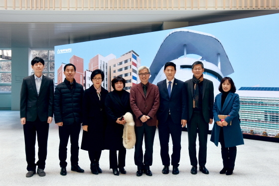 NSP통신-15일 AI교육 협력 간담회 후 곽상욱 오산시장(왼쪽 다섯번째)과 이동훈 서울과기대 총장이 관계자들과 기념촬영을 하고 있다. (오산시)