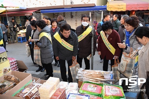 [NSP PHOTO]완주군, 설 앞두고 전통시장 장보기 행사 열어