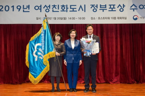 NSP통신-부천시가 여성친화도시 조성 유공으로 국무총리 표창을 받은 가운데 정미숙 부천시 여성친화팀장(왼쪽부터), 이정옥 여성가족부 장관, 신낭현 부천시 부시장이 기념촬영을 하고 있다. (부천시)