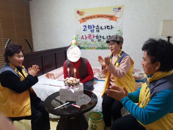 NSP통신-21일 오산시 대원동지역사회보장협의체가 홀몸노인 가정을 방문해 생일파티를 하고 있다. (오산시)