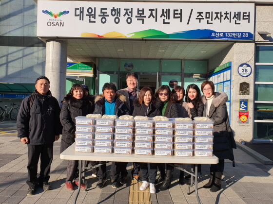 NSP통신-21일 초롱꽃봉사회 관계자들이 설 명절 음식을 기탁하고 기념촬영을 하고 있다. (오산시)