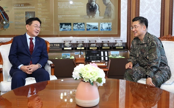 NSP통신-▲최홍묵시장이 계룡대를 방문해 육·해·공군 각 참모총장과 환담을 가졌다. (계룡시)