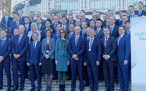 NSP통신-채희봉 가스공사 사장(앞줄 왼쪽 세번째)이 지난 20일 프랑스 파리에서 열린 제3차 수소위원회 CEO 정기총회에 참석했다. (한국가스공사)