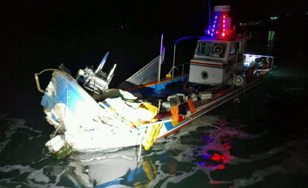 NSP통신-압해대교 교각에 충돌한 2.72톤급 어선A호 (목포해경)