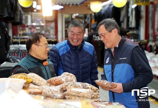 NSP통신-정재훈 한수원 사장이 지난 21일 경주 중앙시장에서 설 명절 장보기 행사에 참여하고 있다. (한수원)