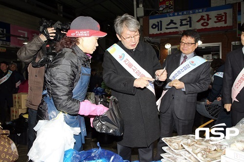 [NSP PHOTO]유진섭 정읍시장, 설명절 맞아 전통시장 장보기 나서