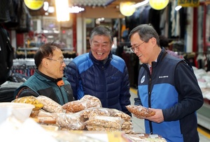 [NSP PHOTO]한국수력원자력, 설맞이 전통시장 장보기 행사 개최