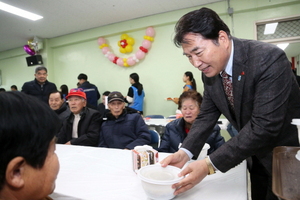 [NSP PHOTO]백군기 용인시장, 떡국 나눔 행사 어르신 건강 기원