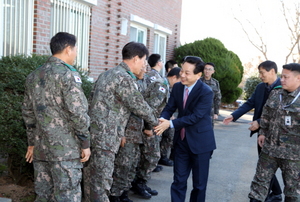 [NSP PHOTO]전동평 영암군수, 설명절 군·경 위문