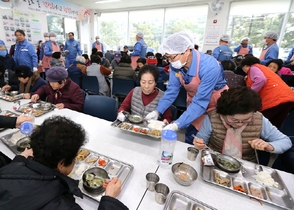 [NSP PHOTO]포스코 포항제철소, 설맞이 배식봉사와 장보기 행사로 지역상생 실천