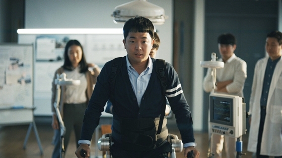 NSP통신-박준범 선수가 현대자동차 웨어러블 로보틱스 기술이 적용된 의료용 로봇 H-MEX(Hyundai Medical Exoskeleton)를 착용하고 걷고 있는 모습. (현대차)