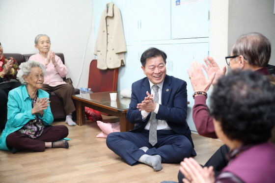 NSP통신-박승원 광명시장이 경로당에 방문한 가운데 어르신들과 기념촬영을 하고 있다. (광명시)